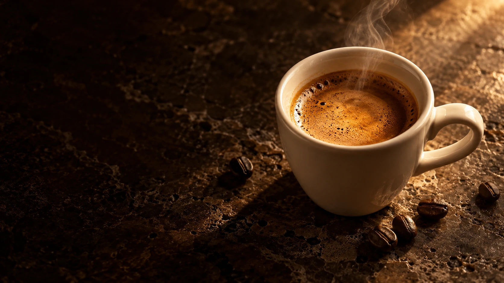 Frisch zubereiteter Espresso auf dunklem Naturstein